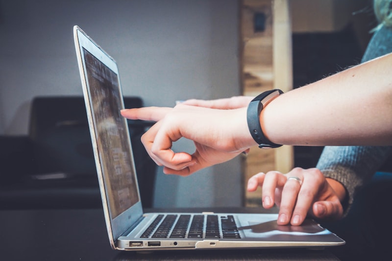 Pantalla de ordenador mostrando software de edición de cursos virtuales interactivos con diapositivas